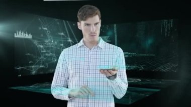 Akıllı telefon kullanarak gülümseyen beyaz iş adamının veri işleme animasyonu. küresel iş, finans, bağlantılar ve dijital arayüz konsepti dijital olarak oluşturulmuş video.