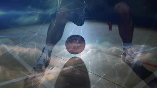 Beden Eğitiminde Karışık Irk Erkek Basketbol Oyuncusu Üzerinden Bağlantı Ağlarının — Stok video