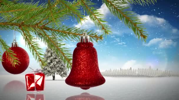 Świąteczne Dekoracje Wiszące Gałęzi Nad Śniegiem Spadającym Nad Choinką Zimowy — Wideo stockowe