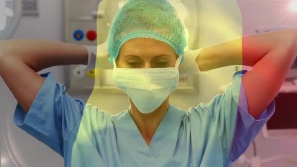 Κινούμενη Σημαία Της Ρουμανίας Κυματίζει Πάνω Χειρουργούς Στο Χειρουργείο Παγκόσμια — Αρχείο Βίντεο