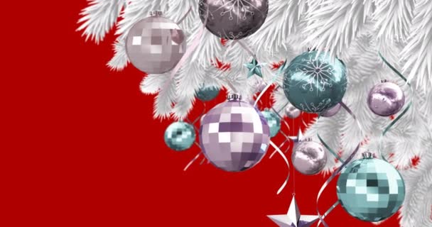 赤い背景に装飾が施されたモミの木の枝のアニメーション クリスマス お祝いのコンセプトをデジタルで — ストック動画