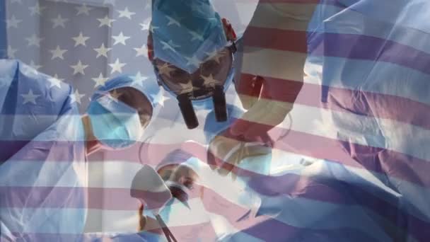 Animation Drapeau Des Etats Unis Agitant Sur Les Chirurgiens Masqués — Video