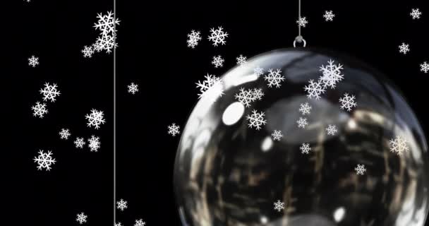 Снег Падает Безделушки Черном Фоне Рождество Традиции Концепция Празднования Цифрового — стоковое видео