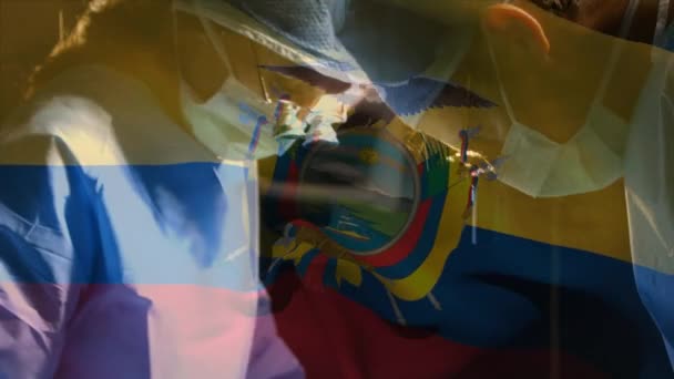 Animace vlajky ecuador vlnící se nad chirurgy na operačním sále. globální medicína, zdravotnické služby během covid 19 pandemické koncepce digitálně generované video.