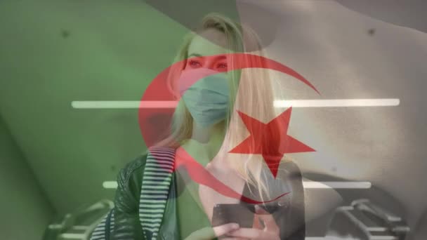 Animering Flagga Algeria Viftar Över Kvinna Bär Ansiktsmask Covid Pandemi — Stockvideo