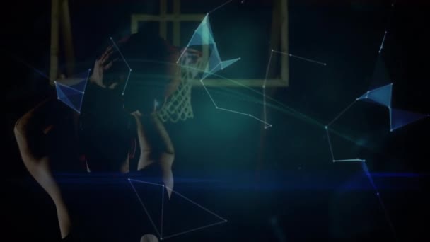 ジムでの混合レースの男性バスケットボール選手の上に地球との接続のアニメーション 世界的なスポーツ データ処理の概念デジタルで生成されたビデオ — ストック動画