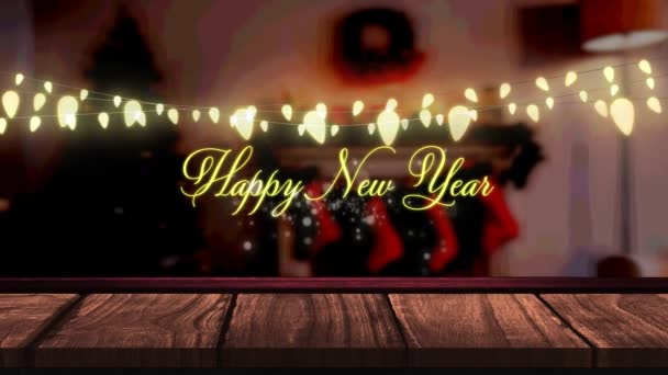 新年快乐的文字和闪亮的黄色仙女灯饰挂在木板上 圣诞节的庆祝和庆祝概念 — 图库视频影像