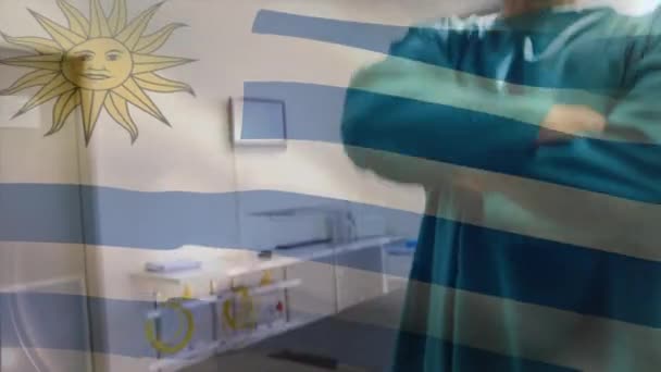 Анимация Флага Уругвая Машущего Над Хирургом Глобальный Ковид Пандемия Здравоохранение — стоковое видео