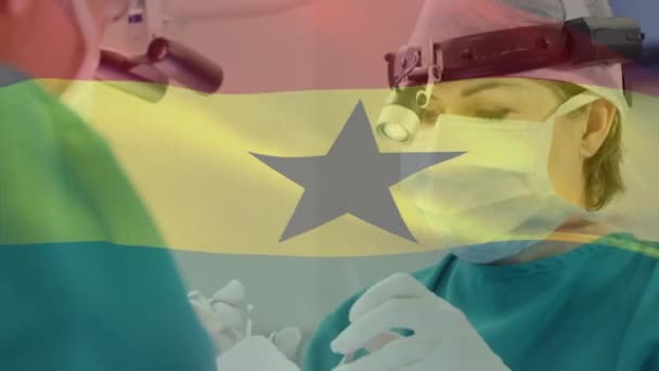 Animación Bandera Ghana Ondeando Sobre Cirujanos Quirófano Medicina Global Servicios — Vídeo de stock