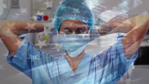动手术时 美国国旗飘扬在女外科医生的头顶上 全球医学 围产期保健服务 数码制作的19种流行病概念视频 — 图库视频影像