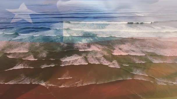 Şili Bayrağını Deniz Dalgalarının Havadan Görüntüsüne Karşı Dalgalandırmanın Dijital Bileşimi — Stok video