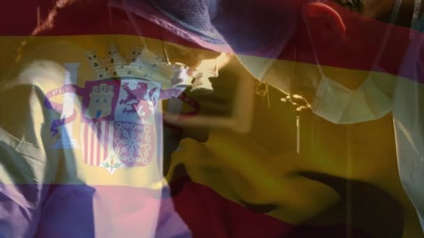 Animacja Flagi Hiszpańskiej Machającej Nad Chirurgami Sali Operacyjnej Globalna Medycyna — Wideo stockowe