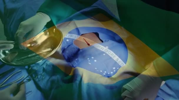 Animación Bandera Brasil Sobre Cirujanos Quirófano Medicina Global Servicios Salud — Vídeo de stock