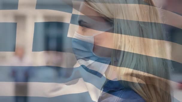 Анимация Греческого Флага Размахивающего Над Женщиной Маске Время Пандемии Ковида — стоковое видео