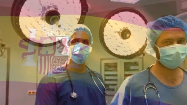 Animação Bandeira Espanha Acenando Sobre Cirurgiões Sala Operações Medicina Global — Vídeo de Stock