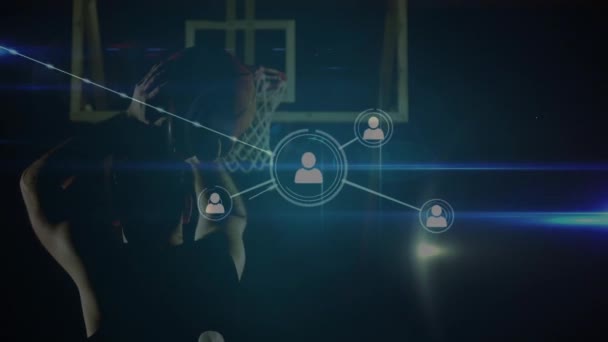 Animering Nätverk Anslutningar Över Blandad Ras Manliga Basketspelare Gym Global — Stockvideo