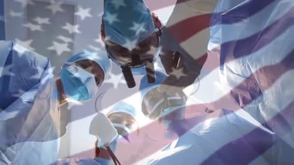 Animacja Flagi Usa Machającej Nad Chirurgiem Sali Operacyjnej Globalna Medycyna — Wideo stockowe