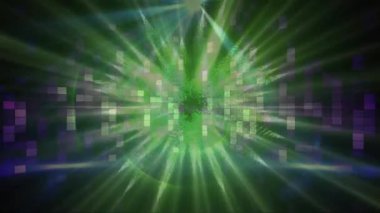 Siyah zemin üzerinde mor mozaik kareler etrafında dönen yeşil ışık dalgalarının dijital animasyonu. gece hayatı ve disko konsepti