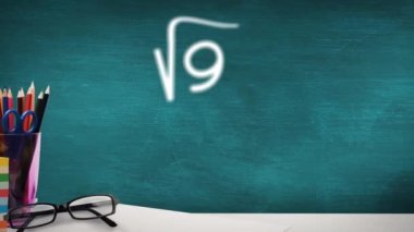 Matematiksel formülleri mavi arkaplan üzerinde hareket ettirme animasyonu. eğitim ve öğrenme kavramı dijital olarak oluşturulmuş video.