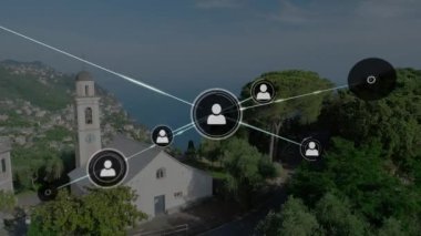 Şehir manzarası üzerindeki simgelerle bağlantı ağının animasyonu. küresel sosyal medya ve iletişim konsepti dijital olarak oluşturulmuş video.