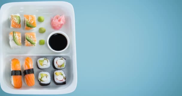 Animación Sushi Plato Sushi Con Palos Sobre Fondo Azul Cocina — Vídeos de Stock