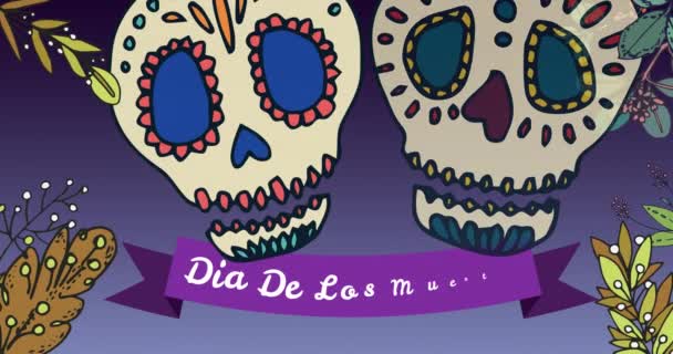 紫色の背景に花と装飾的な頭蓋骨の上にメディア ムエルトスのアニメーション 死んだ休日のラテン語の日伝統習慣デジタルで生成されたビデオ — ストック動画