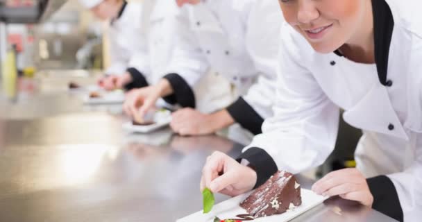 Glimlachende Blanke Vrouwelijke Chef Kok Draagt Schort Bereiden Van Voedsel — Stockvideo