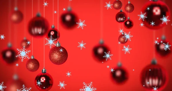 Bild Von Schnee Der Über Christbaumkugeln Fällt Weihnachten Winter Tradition — Stockfoto