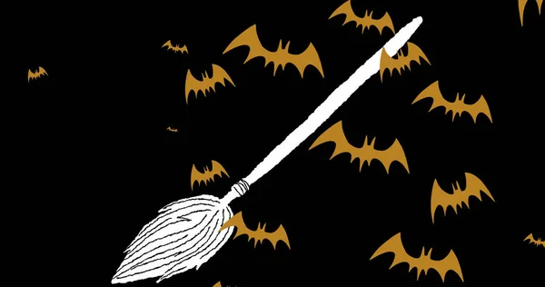 Imagem Morcegos Voadores Sobre Vassoura Fundo Escuro Halloween Tradição Celebração — Fotografia de Stock