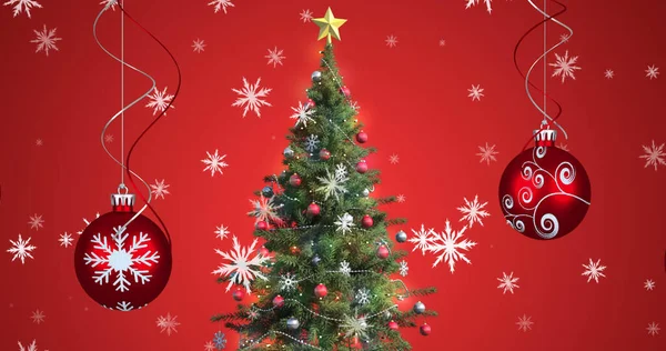 赤い背景にクリスマスの泡とクリスマスツリーの上に降る雪のイメージ クリスマス お祝いのコンセプトをデジタルで — ストック写真