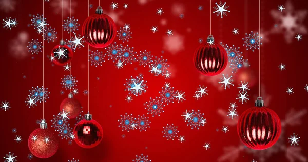 Kuva Joulupallot Yli Lumihiutaleet Punaisella Taustalla Joulun Perinteen Juhlan Konsepti — kuvapankkivalokuva