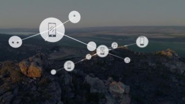 Manzara üzerindeki simgelerle bağlantı ağının animasyonu. küresel sosyal medya ve iletişim konsepti dijital olarak oluşturulmuş video.
