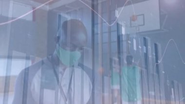 Yüz maskeli basketbolcu üzerinden finansal veri işleme animasyonu. covid 19 salgın konsepti dijital olarak oluşturulan video sırasında küresel spor, rekabet ve veri işleme.