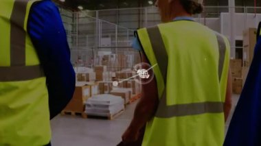 Depoda çalışan adamların üzerindeki simgelerle bağlantı ağının animasyonu. küresel çevrimiçi alışveriş, gönderme ve bağlantılar konsepti dijital olarak oluşturulmuş video.