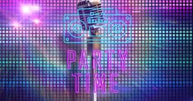 Parlak ışık lekeleri üzerinde retro mikrofon üzerinden neon parti zamanı ve klasik radyonun animasyonu. Klasik müzik, eğlence ve parti konsepti dijital olarak oluşturulmuş video.