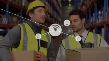 Depoda çalışan adamların üzerindeki simgelerle bağlantı ağının animasyonu. küresel çevrimiçi alışveriş, gönderme ve bağlantılar konsepti dijital olarak oluşturulmuş video.