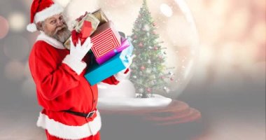 Yılbaşı kutlamalarının animasyonu ve Noel Baba 'nın hediyeleri kar küresi üzerinde saklaması. Noel, kış, gelenek ve kutlama konsepti dijital olarak oluşturulmuş video.