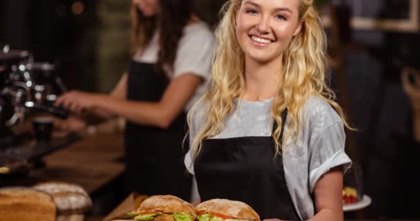 Glimlachende Jonge Kaukasische Vrouwelijke Chef Kok Bereidt Voedsel Professionele Keuken — Stockvideo