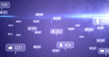 Sosyal medya simgeleri ve mor gökyüzündeki yıldızların üzerindeki gri afişler üzerindeki rakamlar. küresel sosyal medya ağı, dijital arayüz ve dijital olarak üretilen vide konsepti