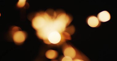 Odak dışı parti maytapları siyah arka planda parlıyor. Yılbaşı partisi şenlik kutlaması konsepti dijital olarak oluşturuldu.