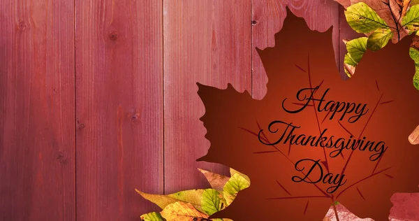 在秋天枫叶和秋天叶子的衬托下 在木制背景上度过了一个快乐的感恩节 感恩节庆祝和秋季季节概念 — 图库照片