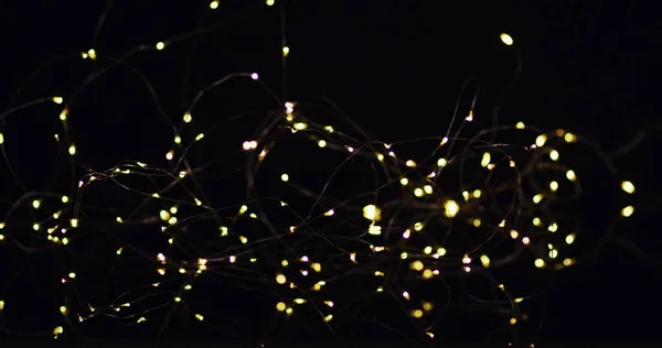 Несколько Золотых Огней Феи Светятся Черном Фоне Новогодняя Рождественская Вечеринка — стоковое фото