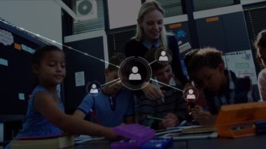 Öğretmen ve okul çocukları üzerinde tabletle bağlantı ağının animasyonu. küresel bağlantılar, eğitim ve öğrenme kavramı dijital olarak oluşturulmuş video.