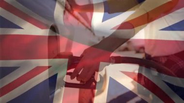 Birleşik Krallık bayrağını sallamanın animasyonu benzin pompaları üzerinde finansal veri işlemesi. Ulaşım ve yakıt sektörü konsepti dijital olarak oluşturulmuş video.