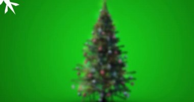 Yeşil arka planda, Noel ağacının üzerine düşen kar animasyonu. Noel, gelenek ve kutlama konsepti dijital olarak oluşturuldu.