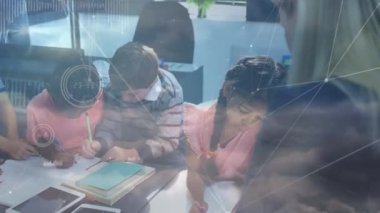 Öğretmen ve okul çocukları arasındaki bağlantı ağının animasyonu. küresel bağlantılar, eğitim ve öğrenme kavramı dijital olarak oluşturulmuş video.