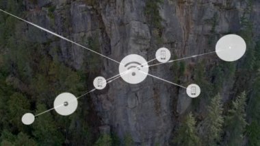 Manzara üzerindeki simgelerle bağlantı ağının animasyonu. küresel sosyal medya ve iletişim konsepti dijital olarak oluşturulmuş video.