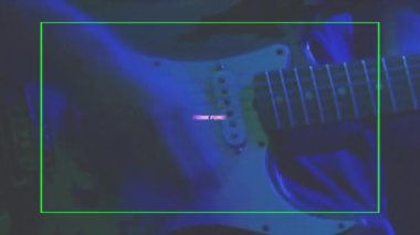 Elektro gitaristin üzerinde pembe haçlar olan beyaz metinde funk animasyonu. dijital arayüz, müzik ve sosyal medya mesajlaşma kavramı dijital olarak oluşturulmuş video.