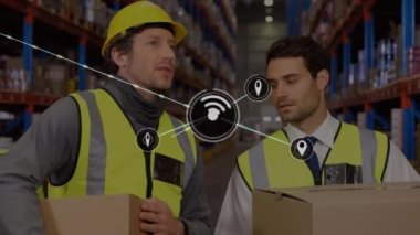 Depoda çalışan adamların üzerindeki simgelerle bağlantı ağının animasyonu. küresel çevrimiçi alışveriş, gönderme ve bağlantılar konsepti dijital olarak oluşturulmuş video.