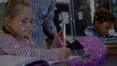 Öğretmen ve okul çocukları arasındaki bağlantı ağının animasyonu. küresel bağlantılar, eğitim ve öğrenme kavramı dijital olarak oluşturulmuş video.